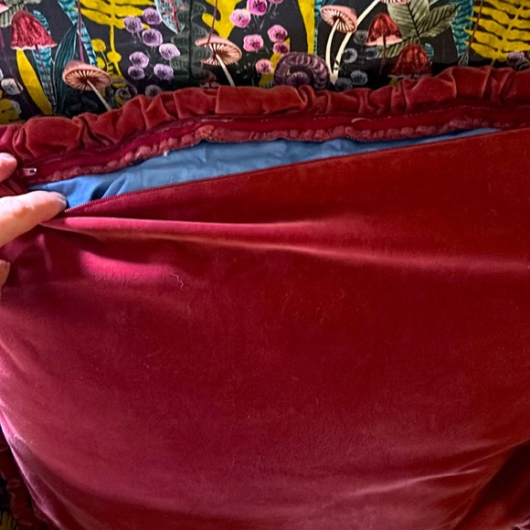 VINTAGE Ornate frilly floral throw pillow - Picture 4 of 4